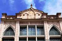 Uma bela velha fachada em grande condição de uma cor rosa-clara em Belém. Brasil, América do Sul.