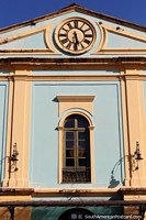 O edifïcio histórico com um relógio fica em frente em Belém. Brasil, América do Sul.