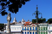 Relógio lançado pelo ferro, catedral branca e velhas fachadas em Belém. Brasil, América do Sul.