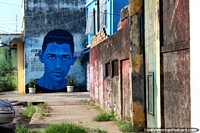 O mural de parede de um equipa a cara em uma velha rua perto do porto em Belém. Brasil, América do Sul.
