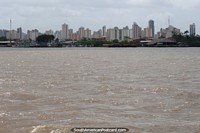 Dejando de Belem en ferry, una vista de la ciudad desde el río. Brasil, Sudamerica.