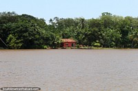 Casita linda con un techo de tejas y el césped en el Amazonas al oeste de Belem, no todos son así. Brasil, Sudamerica.