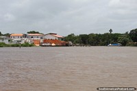 Uma ligação de rio e casas em Barcarena, ao oeste de Belém. Brasil, América do Sul.