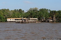 Provavelmente um edifïcio de escola no Amazônia, junto do rio ao oeste de Belém. Brasil, América do Sul.
