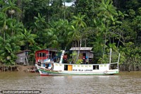 DOS de B/M Rei Reis, um barco de Amazônia do lado de fora de casas ao sul de Macapa. Brasil, América do Sul.