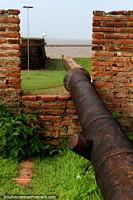 O canhão aponta em direção ao Rio de Amazônia para o forte Fortaleza de Sao Jose em Macapa. Brasil, América do Sul.