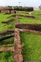 Mirando a lo largo paredes de ladrillo con varios cañones en la fortaleza en Macapá. Brasil, Sudamerica.