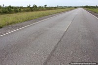 La carretera al norte de Macapá está en buenas condiciones en este punto en el viaje a Oiapoque. Brasil, Sudamerica.