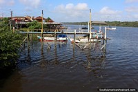 Barcos en el Río Oyapock, algunos amarrados, algunos viajes, en Oiapoque. Brasil, Sudamerica.