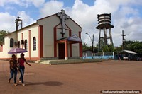 Iglesia Nossa Senhora das Gracas y una torre de agua grande en Oiapoque. Brasil, Sudamerica.