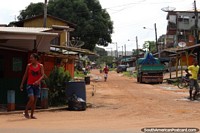 Um caminho de sujeira com casas nele em volta do centro de Oiapoque. Brasil, América do Sul.