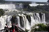 Galones de agua que brota feroz y un fuerte rugido, el espectacular Foz do Iguacu. Brasil, Sudamerica.