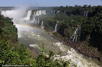 O arco-ïris permanente acima do rio e cachoeiras em Foz do Iguaçu. Brasil, América do Sul.