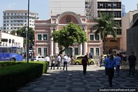 Un edificio histórico de color rosa en el centro de Río de Janeiro. Brasil, Sudamerica.
