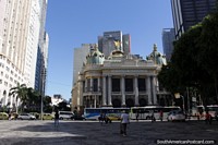 Versão maior do Alguns edifïcios modernos muito altos rodeiam o teatro Municipal em Rio de Janeiro.