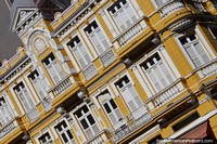 Una fantástica fachada de principios del 1900, balcones y contraventanas, Río de Janeiro. Brasil, Sudamerica.