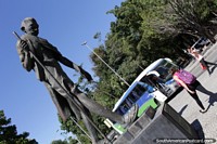 Mahatma Gandhi (1869-1948), lder de la independencia de India, estatua en su plaza en Ro de Janeiro. Brasil, Sudamerica.