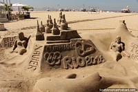 Escultura de areia na praia em Copacabana dos Jogos Olïmpicos de 2016 em Rio. Brasil, América do Sul.