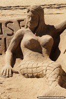 Sereia bonita feita de areia na praia de Copacabana, no Rio de Janeiro. Brasil, América do Sul.