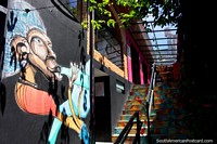 Versão maior do Escada colorida e mural que conduz a um café em Vila Madalena em São Paulo.