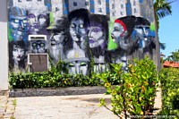 Mural com muitas caras, que andam em volta de Vila Madalena em São Paulo, vizinhança bonita. Brasil, América do Sul.