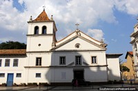 Bela igreja branca em um centro de edifïcios históricos em São Paulo perto da ponte. Brasil, América do Sul.