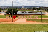 O parque entre a torre de TV e o terminal de ônibus em Brasïlia, edifïcios do governo na distância distante. Brasil, América do Sul.