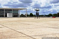 Versión más grande de Una plaza y una escultura en Brasilia, alrededor del área de los edificios de la justicia.