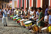 Fiesta de tambores rumbo en las calles de Salvador para el carnaval! Brasil, Sudamerica.