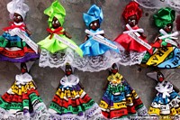 Pequenas bonecas coloridas que representam a cidade de Salvador da Bahia. Brasil, América do Sul.
