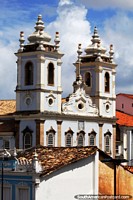Iglesia histórica con torres azules en Pelourinho, Salvador. Brasil, Sudamerica.