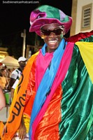 Muitas pessoas felizes, este homem incluiu, é porque o seu carnaval no Salvador. Brasil, América do Sul.