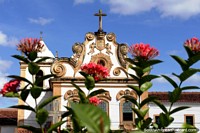 La iglesia en la cima de la colina histórica y flores de color rosa en Penedo. Brasil, Sudamerica.