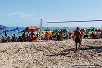 O voleibol de praia e outras atividades estão disponïveis em Praia de Pajuçara em Maceio. Brasil, América do Sul.