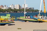 Alugue pequenos iates de madeira em Praia de Pajuçara e vá navegar, Maceio! Brasil, América do Sul.