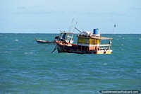 O barco de pesca senta-se nas águas de Maceio na costa do norte. Brasil, América do Sul.