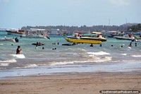 Mais barcos do que pessoas em praia de Maragogi, mar um pouco agitado hoje. Brasil, Amrica do Sul.