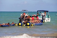 Barco de banana pronto para montar, tem 2 extras locais que suspendem nas costas, Maragogi. Brasil, América do Sul.