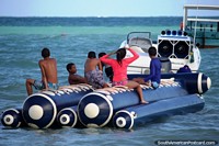 Los barcos bananos son populares en la costa en Brasil, éste que espera a pasajeros en Maragogi. Brasil, Sudamerica.