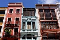 Coloridas, altas y flacas casas a lo largo de Rua Bom Jesus en Recife. Brasil, Sudamerica.