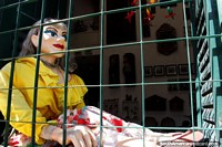 A grande boneca senta-se na janela de casa em Olinda. Brasil, América do Sul.