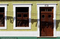 Belas folhas de janela de janela marrons e porta desta casa em Olinda. Brasil, América do Sul.