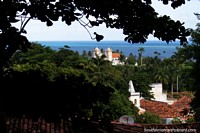 Bela visão em Olinda do mar, palmeiras e igreja, tanto verde! Brasil, América do Sul.