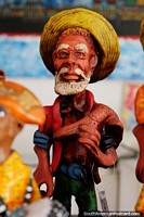 Homem com um peixe esbofeteado sobre o seu ombro, estatuetas de terracota de Olinda. Brasil, América do Sul.