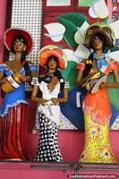 3 mulheres cerâmicas que parecem bonitas nos seus chapéus, arte de Olinda. Brasil, América do Sul.