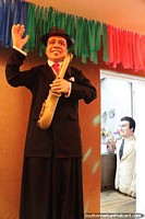 Um alto homem com um saxofone, Casa dos Bonecos Gigantes de Olinda. Brasil, América do Sul.