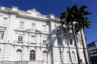 Versión más grande de Telegrafía, el gran edificio de correos blanco con altas palmeras en las afueras de João Pessoa.