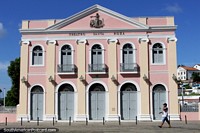 Versión más grande de Teatro Santa Roza pintado de rosa con puertas y ventanas arqueadas en João Pessoa.