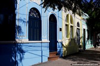 Versão maior do Casas azuis, amarelas e verdes ombro a ombro ao sol em Joao Pessoa.