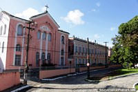 Versión más grande de Facultad de Ciencias Médicas, edificio largo de color rosa con muchas ventanas en João Pessoa.